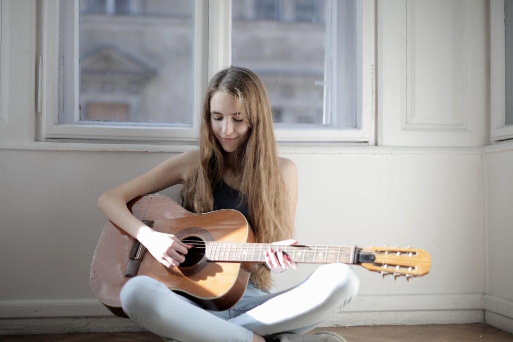 girl plays at a guitar lesson in Lakeview